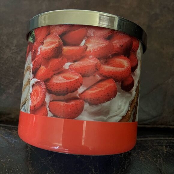 Goose Creek Strawberry Sponge Cake 3 Wick Candle 14.5 oz - Picture 2 of 5
